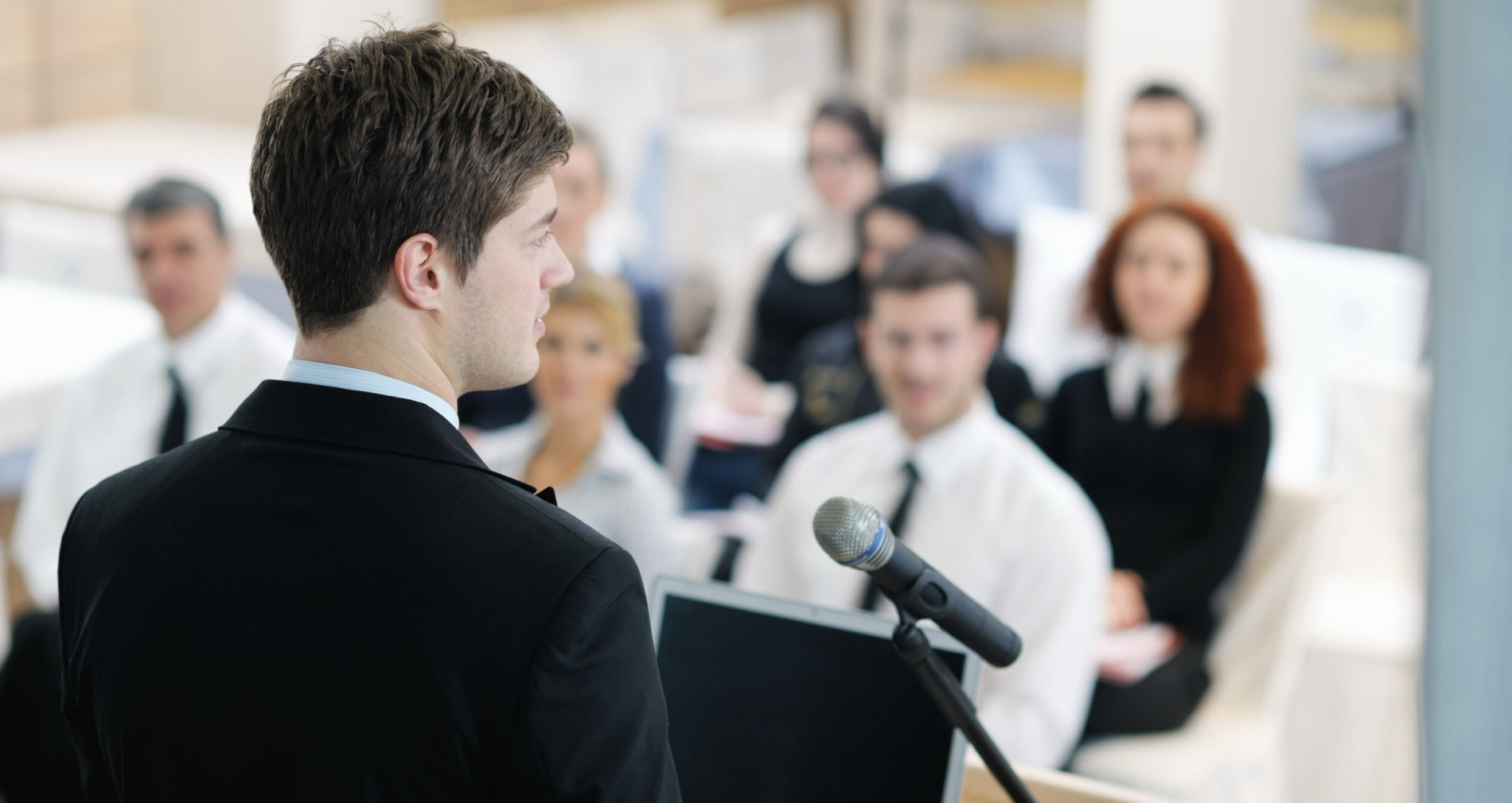 Публичные выступления в бизнесе: как звучать уверенно и научиться выступать