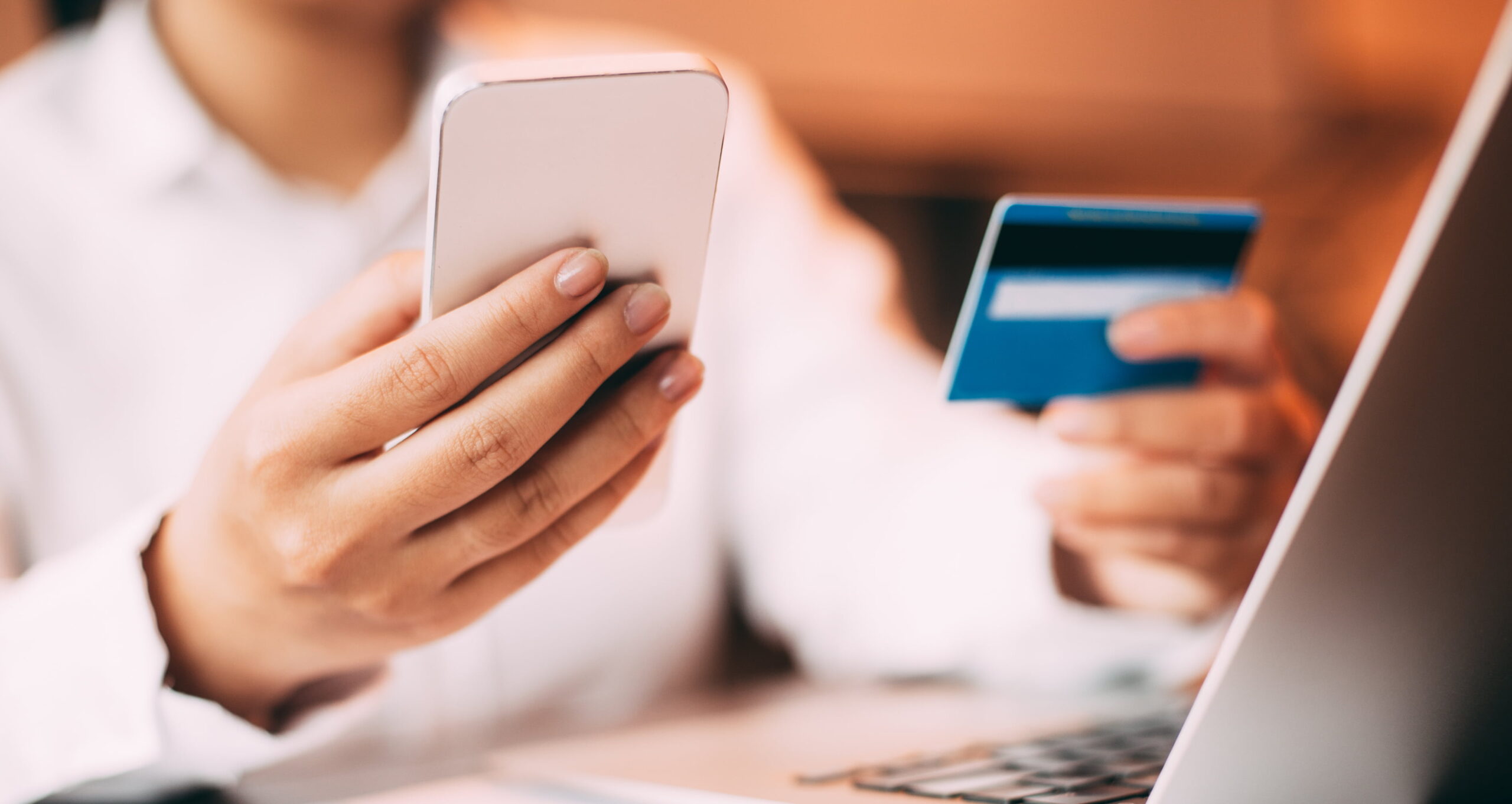 Клиенты ВТБ смогут добавить бизнес-карты в Mir Pay через мобильный банк
